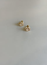 Load image into Gallery viewer, earrings-Metal-like flowers|金属みたいなお花耳飾り|TOKYO MIZUHIKI Original
