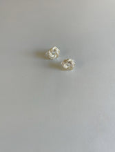 Load image into Gallery viewer, earrings-Metal-like flowers|金属みたいなお花耳飾り|TOKYO MIZUHIKI Original