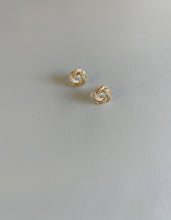 Load image into Gallery viewer, earrings-Metal-like flowers|金属みたいなお花耳飾り|TOKYO MIZUHIKI Original