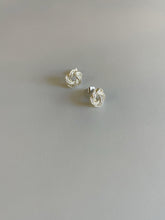 Load image into Gallery viewer, earrings-Metal-like flowers|金属みたいなお花耳飾り|TOKYO MIZUHIKI Original