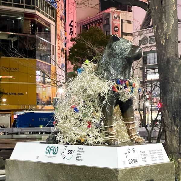 PR｜渋谷ハチ公像が、「TOKYO MIZUHIKI｜東京水引」のアーティスト中村江美製作の水引衣装を3日間限定で着用しています