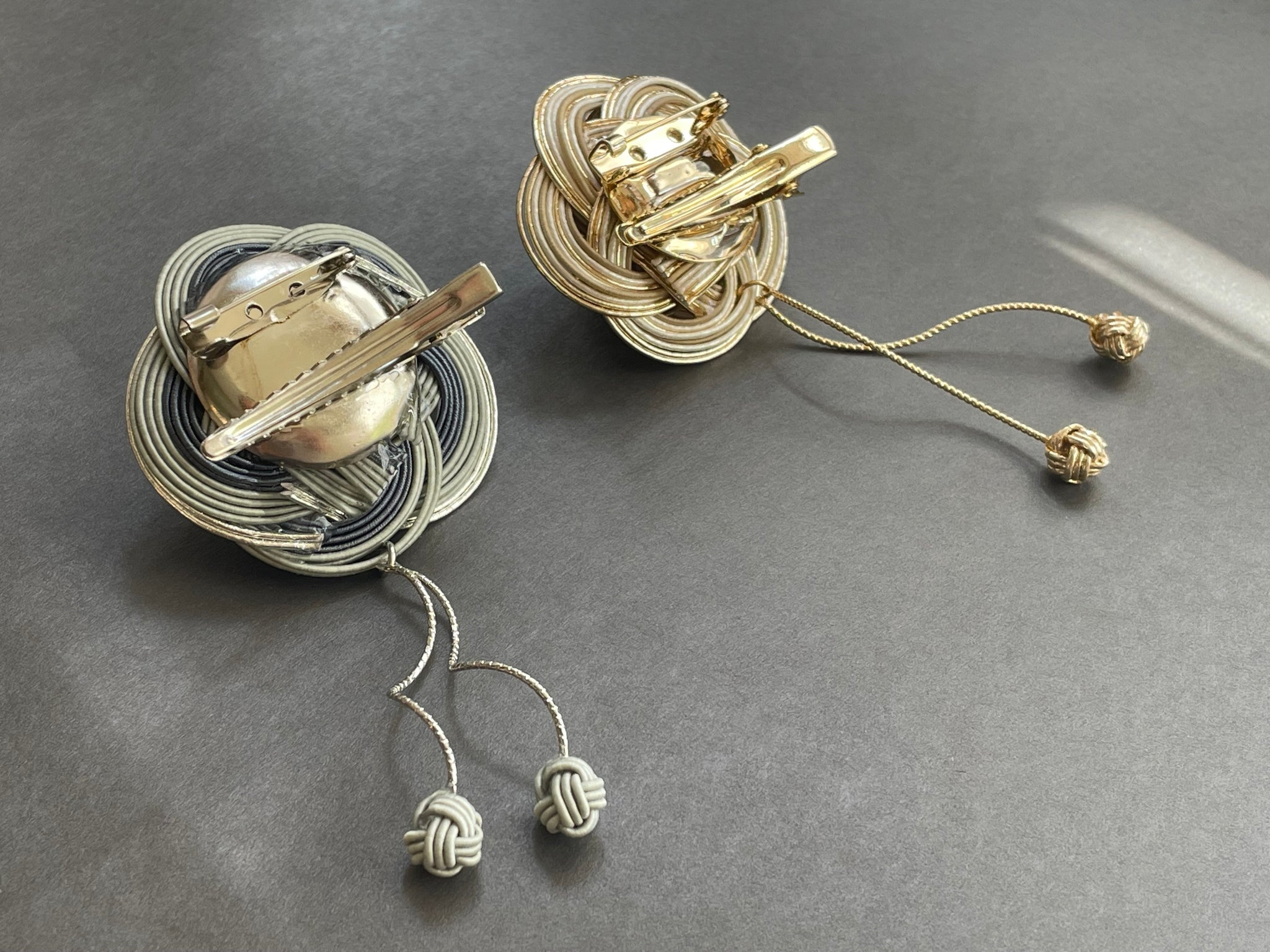 brooch-hanagasane swing |ブローチ|TOKYO MIZUHIKI by Emi – TOKYO brooch-hanagasane swing |ブローチ|TOKYO MIZUHIKI by Emi – TOKYO