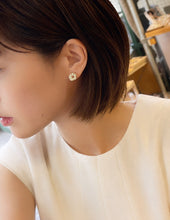 Load image into Gallery viewer, earrings-Metal-like flowers｜金属みたいなお花耳飾り｜TOKYO MIZUHIKI Original
