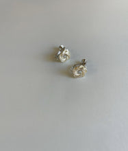 Load image into Gallery viewer, earrings-Metal-like flowers｜金属みたいなお花耳飾り｜TOKYO MIZUHIKI Original
