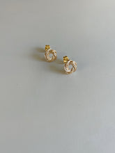 Load image into Gallery viewer, earrings-Metal-like flowers｜金属みたいなお花耳飾り｜TOKYO MIZUHIKI Original
