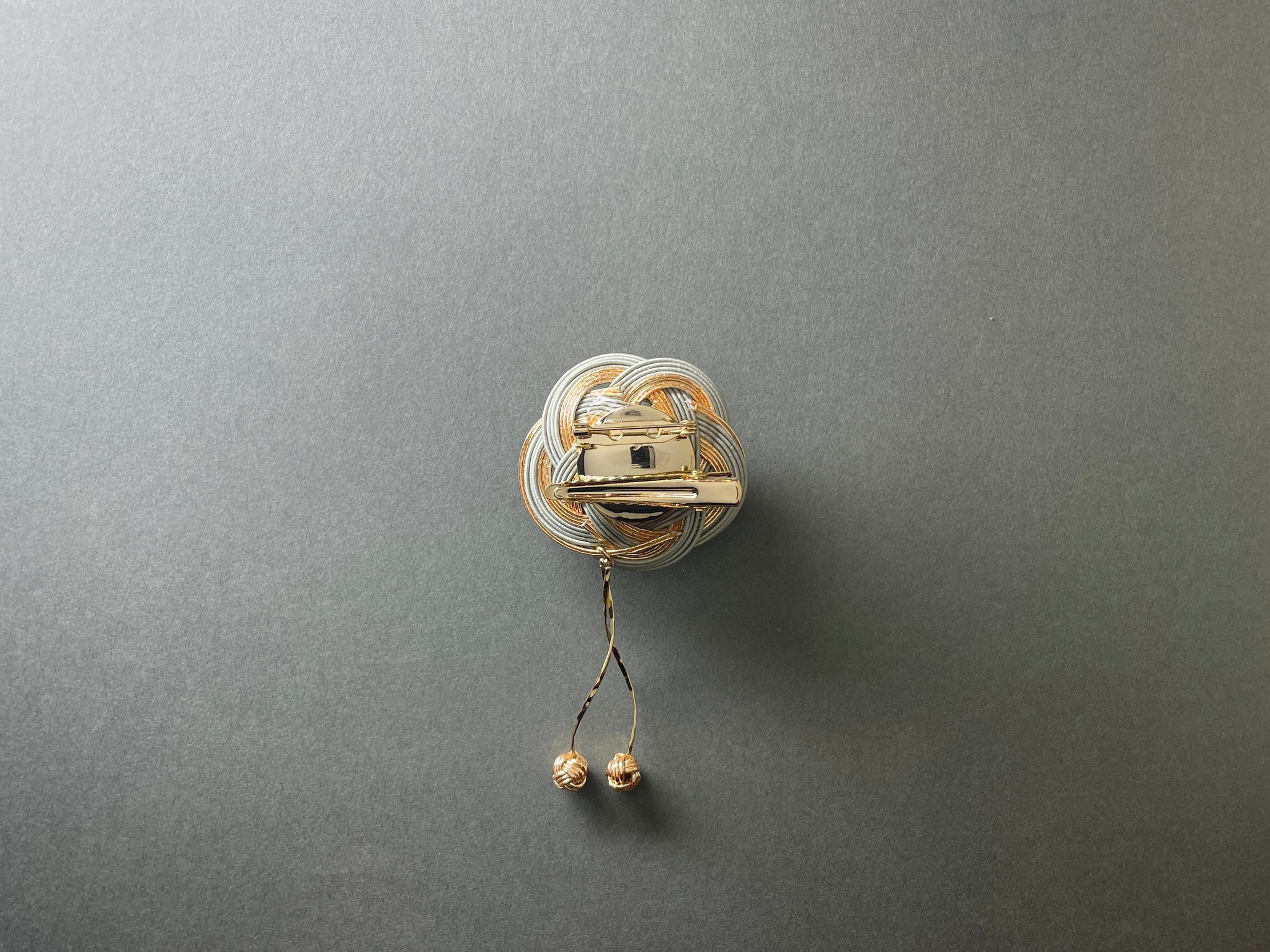 brooch-hanagasane swing ｜ブローチ｜TOKYO MIZUHIKI by Emi – TOKYO