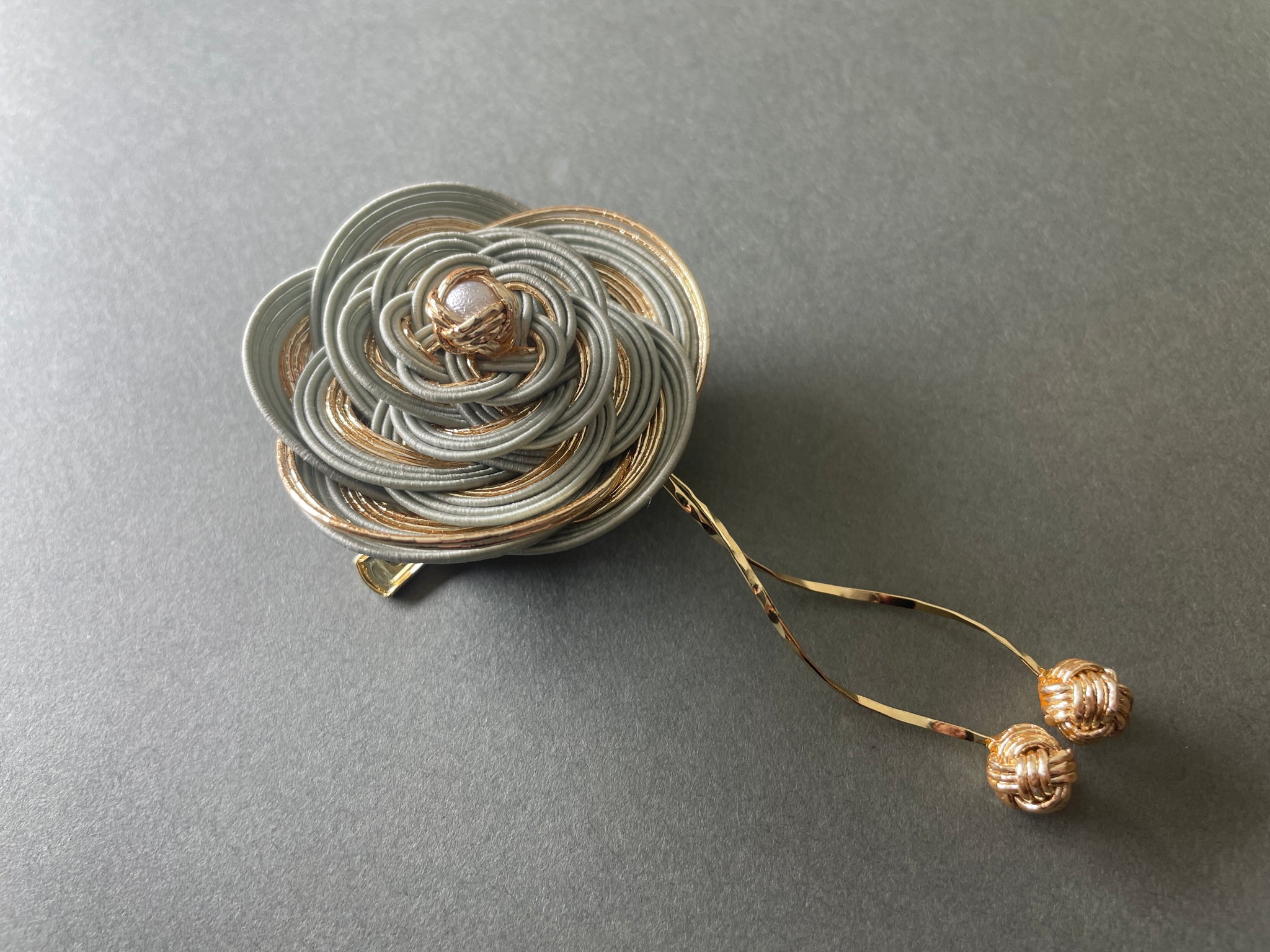 brooch-hanagasane swing ｜ブローチ｜TOKYO MIZUHIKI by Emi – TOKYO
