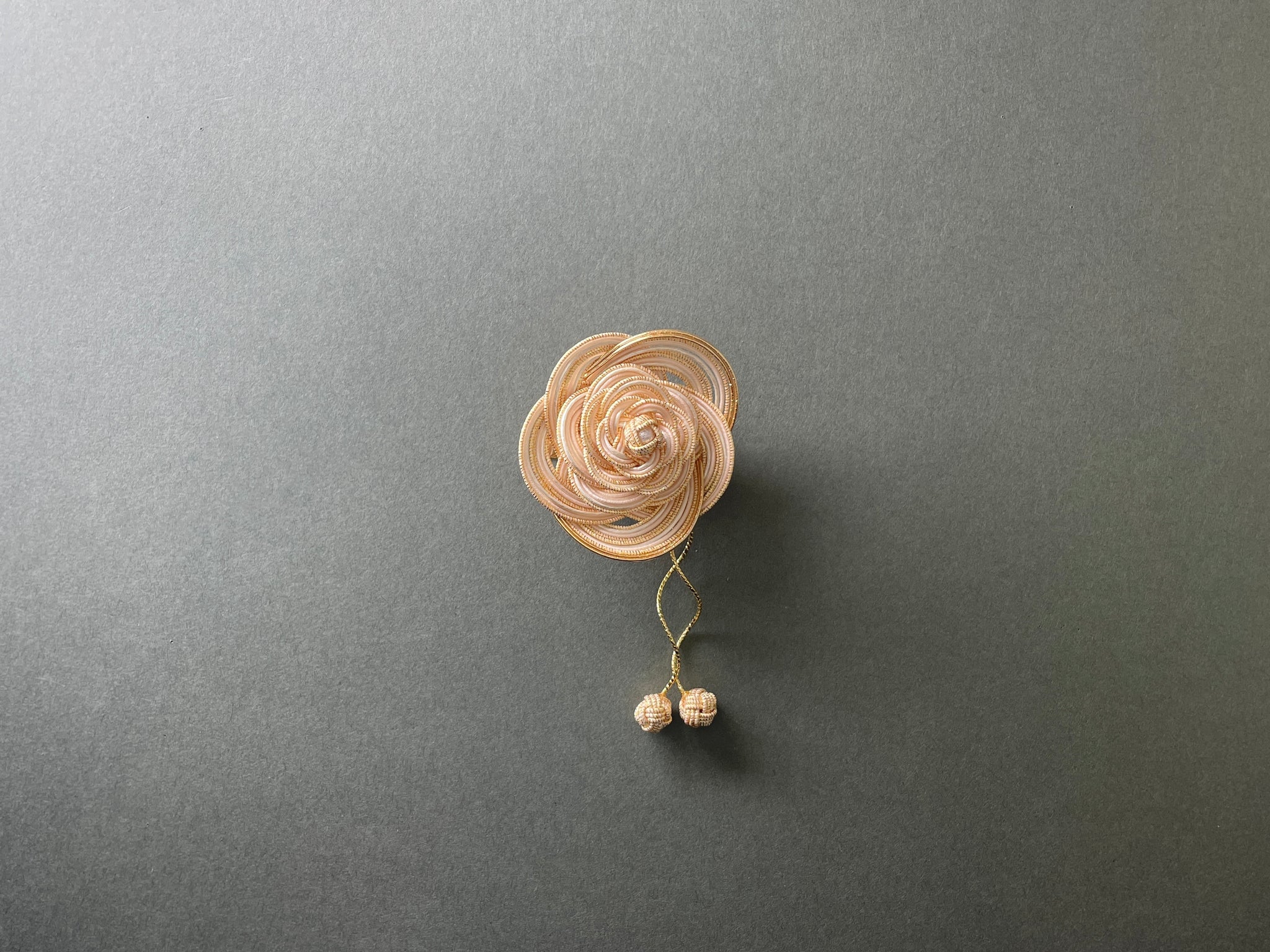 brooch-hanagasane swing ｜ブローチ｜TOKYO MIZUHIKI by Emi – TOKYO
