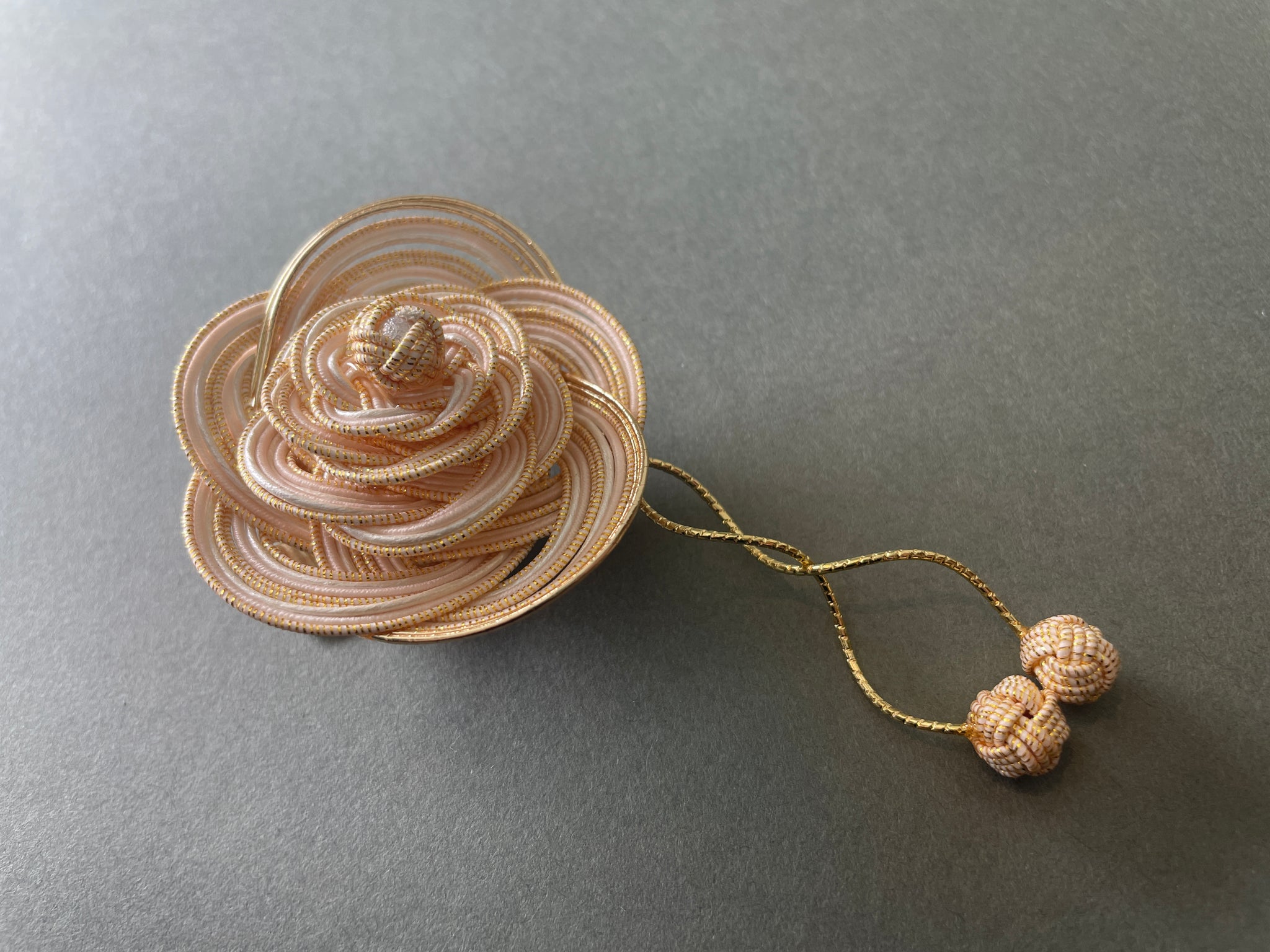 brooch-hanagasane swing ｜ブローチ｜TOKYO MIZUHIKI by Emi